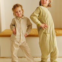 PIJAMA MANTA CON MANGAS Y CALCETINES ANTIDESLIZANTES - OLIVE GREEN STRIPES