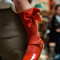 CALCETÍN ALTO PUNTO LISO CON LAZO TERCIOPELO - RED VELVET