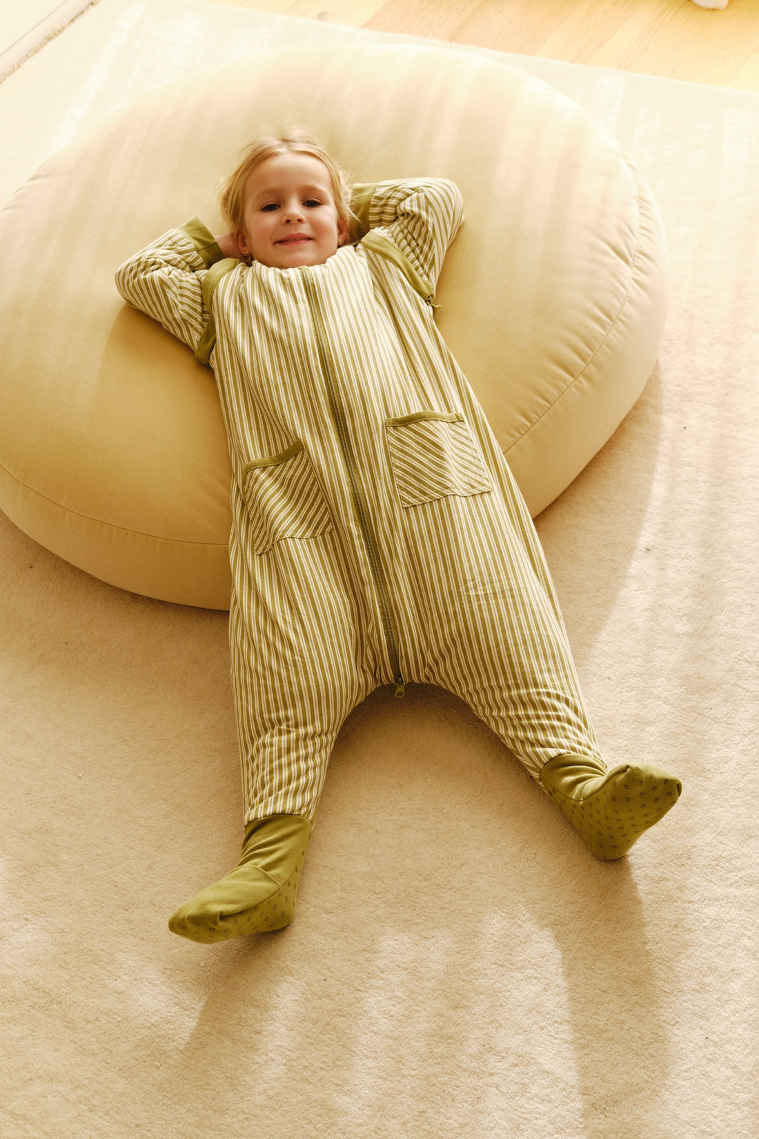 PIJAMA MANTA CON MANGAS Y CALCETINES ANTIDESLIZANTES - OLIVE GREEN STRIPES