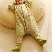 PIJAMA MANTA CON MANGAS Y CALCETINES ANTIDESLIZANTES - OLIVE GREEN STRIPES