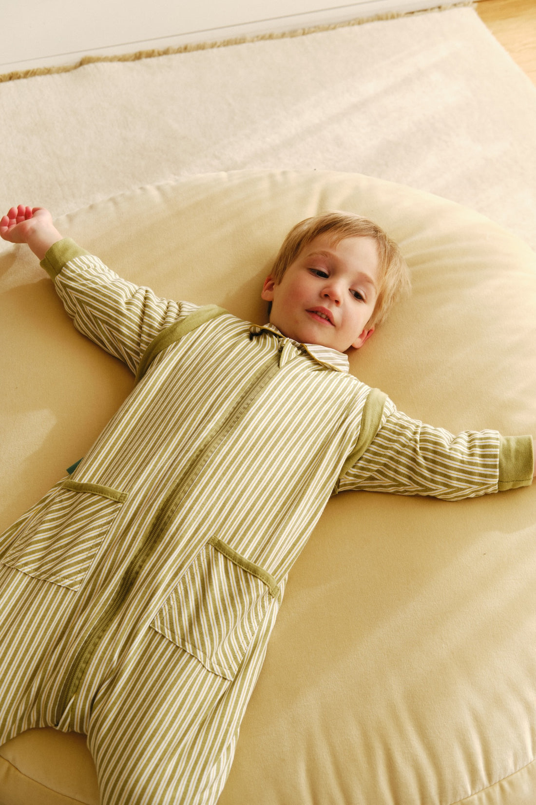 PIJAMA MANTA CON MANGAS Y CALCETINES ANTIDESLIZANTES - OLIVE GREEN STRIPES