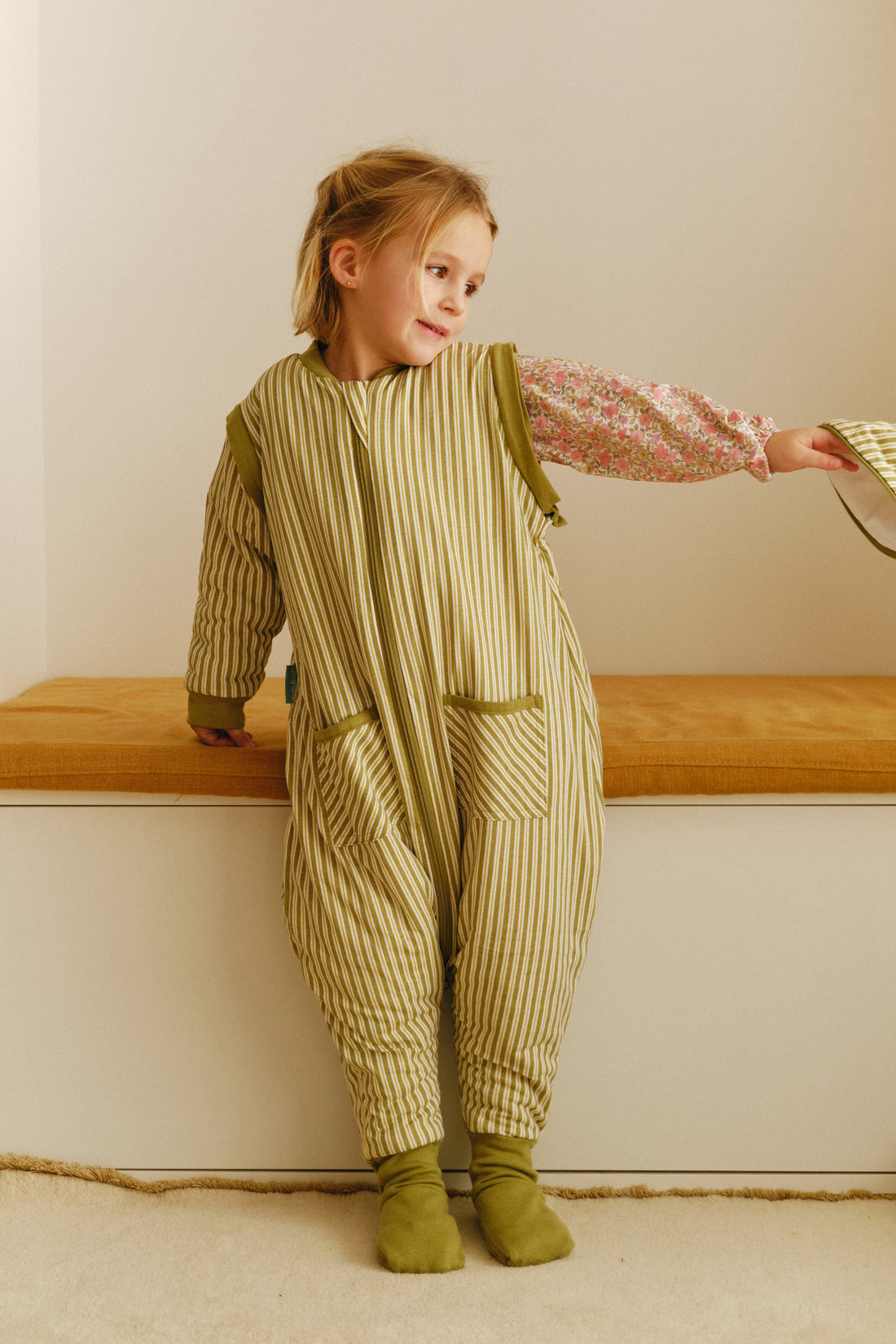 PIJAMA MANTA CON MANGAS Y CALCETINES ANTIDESLIZANTES - OLIVE GREEN STRIPES