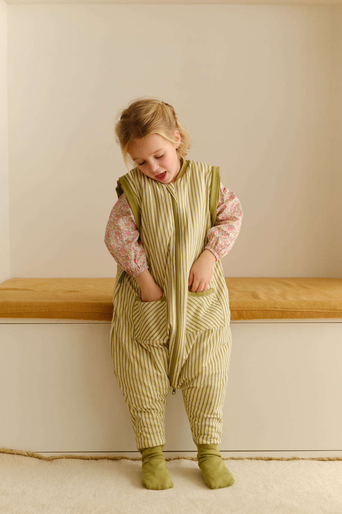 PIJAMA MANTA CON MANGAS Y CALCETINES ANTIDESLIZANTES - OLIVE GREEN STRIPES