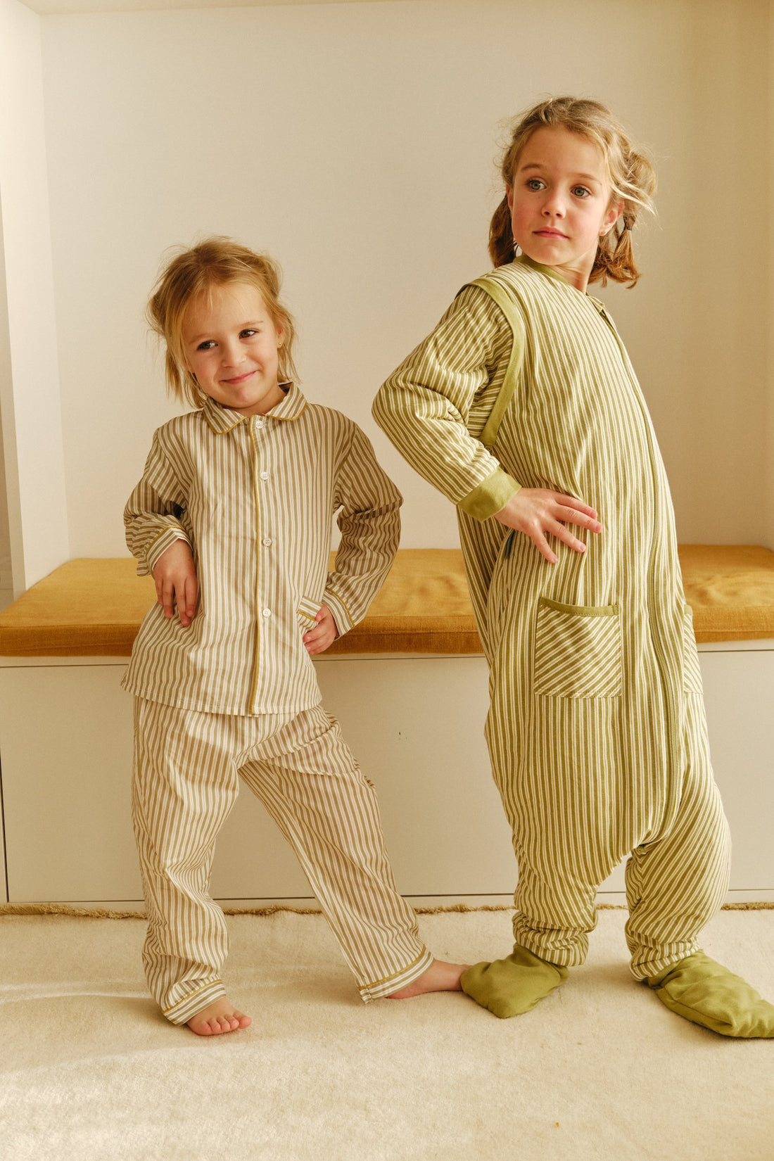 PIJAMA MANTA CON MANGAS Y CALCETINES ANTIDESLIZANTES - OLIVE GREEN STRIPES