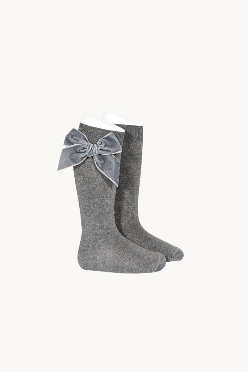 CALCETÍN ALTO PUNTO LISO CON LAZO TERCIOPELO - GRIS CLARO