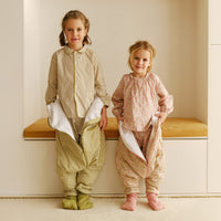 PIJAMA MANTA CON MANGAS Y CALCETINES ANTIDESLIZANTES - OLIVE GREEN STRIPES