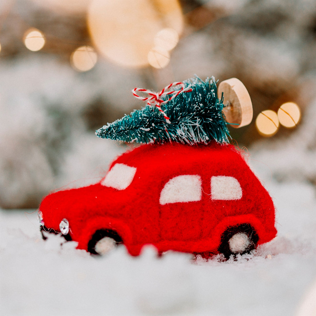 Coche de fieltro navideño